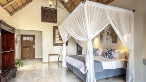 Egyptian cotton sheets, premium bedding, down comforters - Umbhaba Eco Lodge (Mbombela)