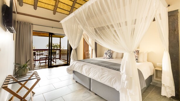 Egyptian cotton sheets, premium bedding, down comforters - Umbhaba Eco Lodge (Mbombela)