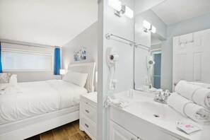 Baignoire, sèche-cheveux, serviettes fournies