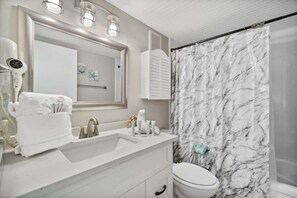 Baignoire, sèche-cheveux, serviettes fournies