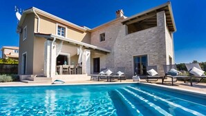 Outdoor pool, pool loungers - Villa Corinne (Visnjan)