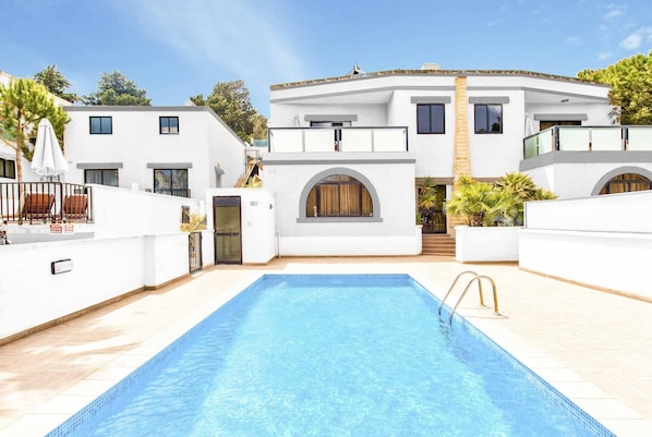 Kolam renang outdoor, dengan kursi berjemur