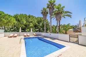 Kolam renang outdoor, dengan kursi berjemur