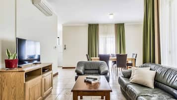 Villa, 4 Bedrooms | Living room | Video-game console
