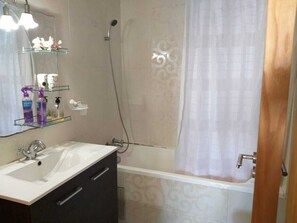 Ensemble douche/baignoire, bidet, savon, papier toilette