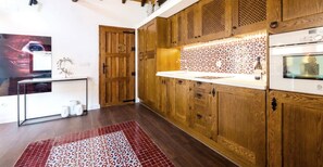 ثلاجة، ميكروويف، فرن، موقد طهي مسطح