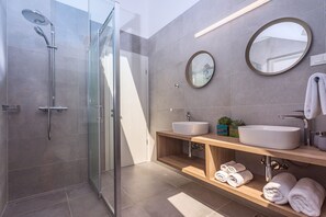 Een douche, een haardroger, handdoeken, zeep