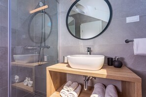 Douche, sèche-cheveux, serviettes fournies, savon