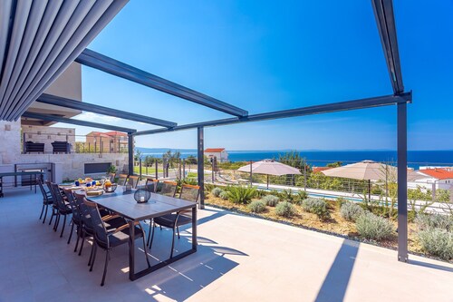 Villa Diva, 7 Schlafzimmern, beheiztem Pool, Sauna und Fun Zone, Meerblick