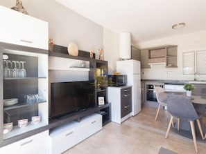 Fridge, microwave, oven, coffee/tea maker