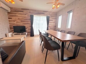 Vila, para fumantes (4LDK,100sqm,BBQ,2 parking,Onna 5A) | Área de estar | TV LCD