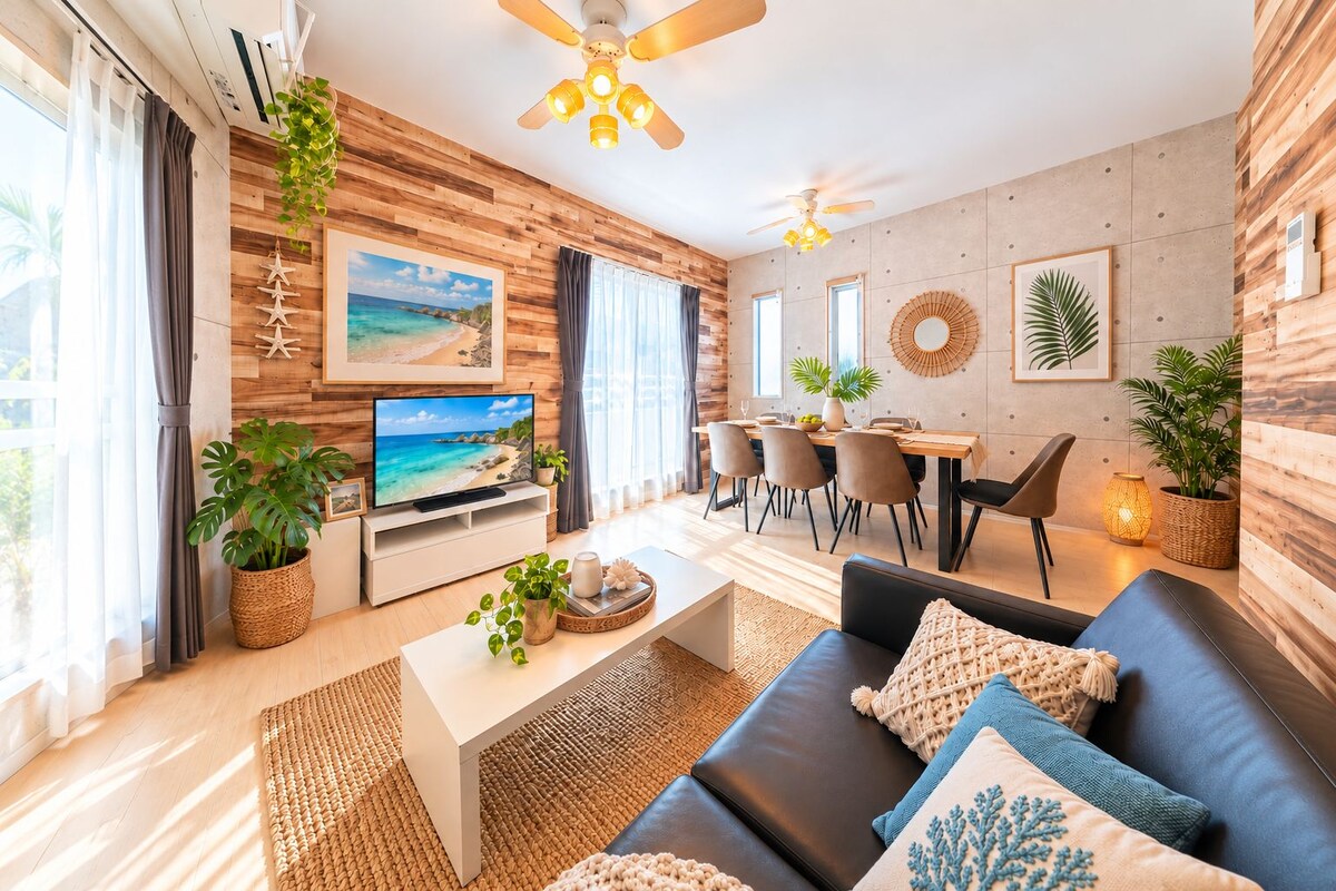 Una sala de estar moderna con una televisión de pantalla plana, paredes de madera, una zona de comedor y un ventilador de techo.