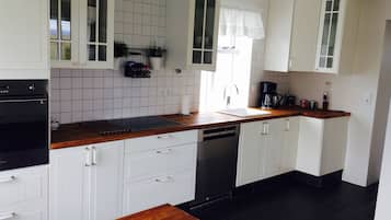 Casa, 3 habitaciones | Cocina privada | Refrigerador con congelador, horno, parrilla de estufa y lavavajillas
