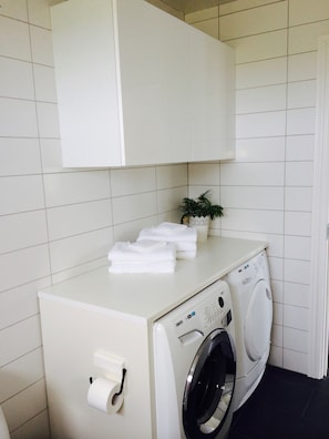 House, 3 Bedrooms | Laundry