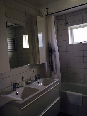 House, 3 Bedrooms | Bathroom | Combined shower/tub, hair dryer, towels, soap