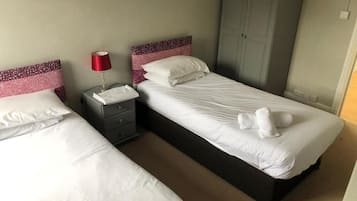 Kamar Double | Didekorasi berbeda-beda dan dilengkapi dengan perabotan berbeda-beda