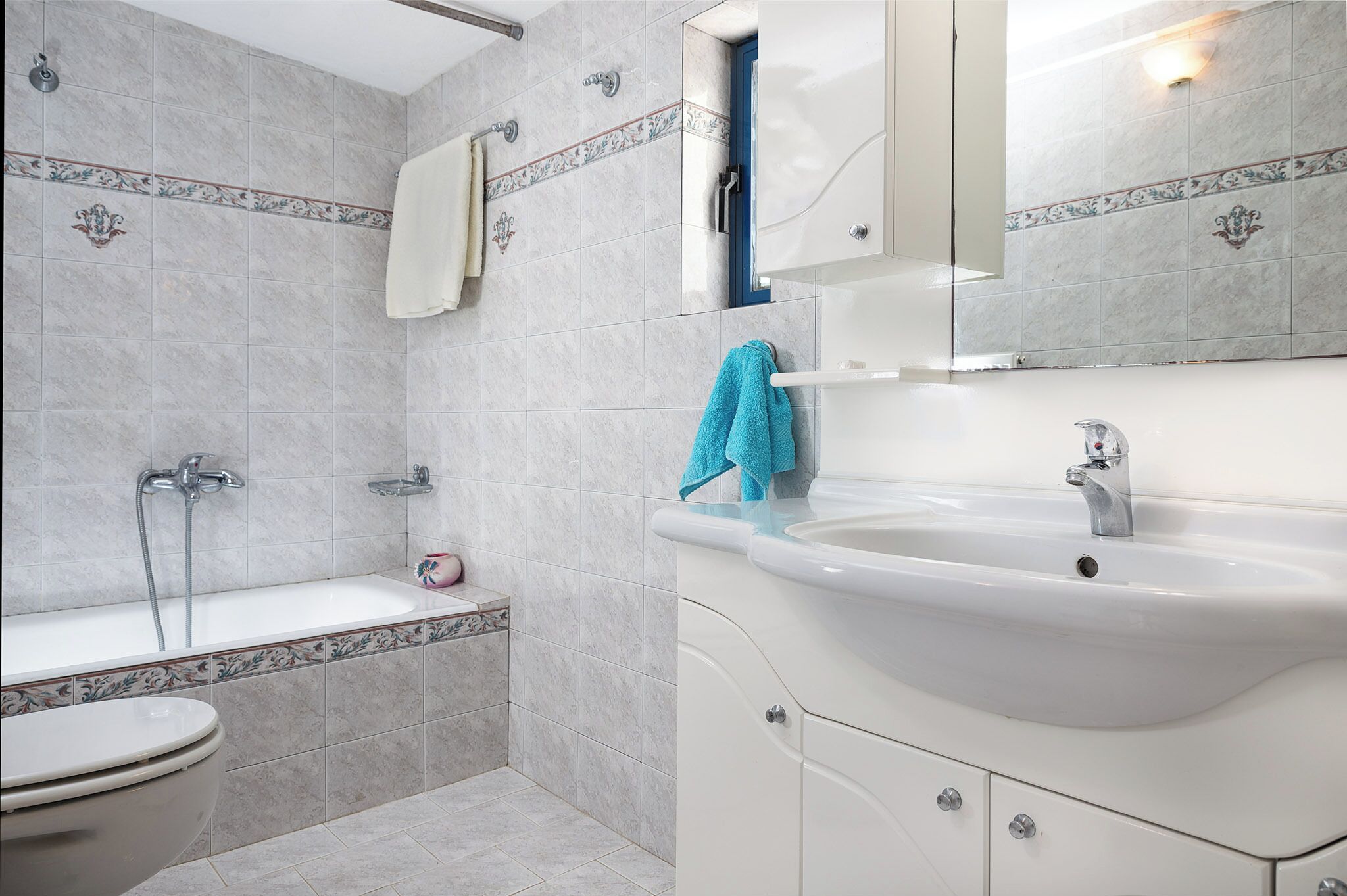 Un baño con bañera, lavabo e inodoro.