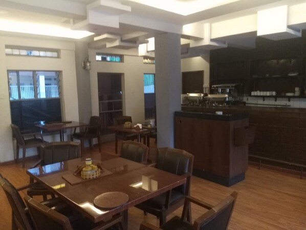 فطور مطهو حسب الطلب مجانًا يوميًا