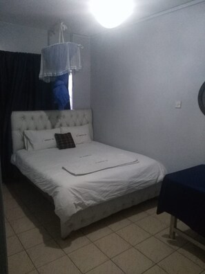 مكتب وواي فاي مجانًا وملاءات أسرّة