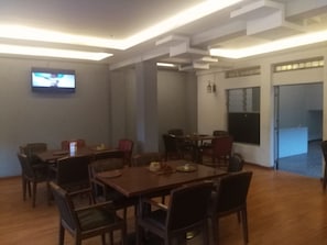 供應早餐、午餐和晚餐,當地和國際料理