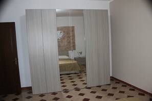 3 chambres, bureau, fer et planche à repasser, draps fournis