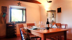 Leilighet – standard, 1 soverom, hageutsikt | Spiseområde på rommet