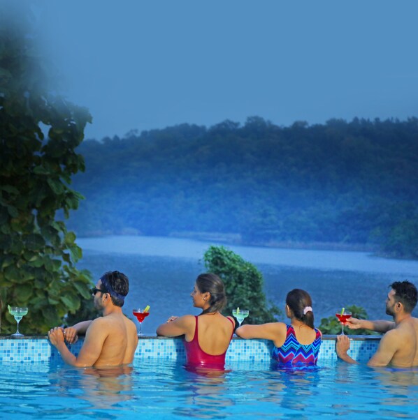 Una piscina al aire libre