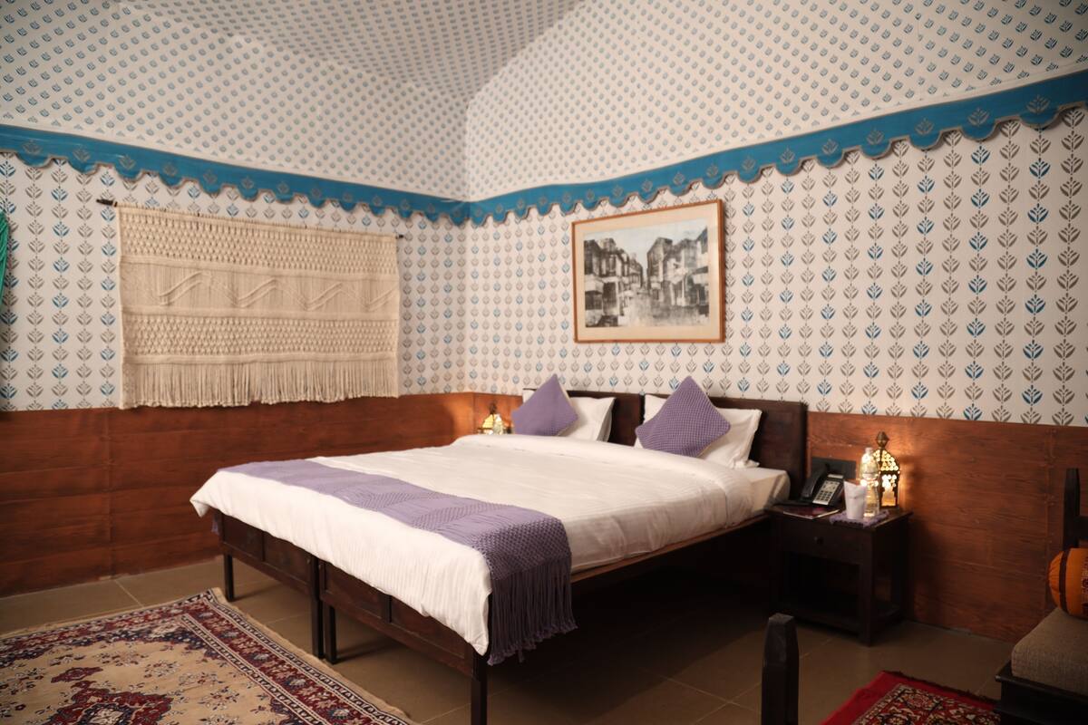 Premium bedding, down duvets, minibar, desk
