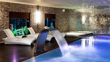 Hồ bơi trong nhà, mở cửa từ 7:00 đến 22:00, ghế dài tắm nắng