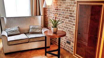 Salon Grodzki | Living area | 42-inch flat-screen TV with cable channels, TV