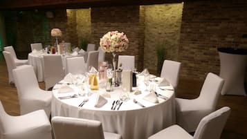 حيث تُقدم وجبات الإفطار، الغداء، العشاء، خيارت الطبخ المحلي والعالمي