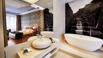 Salon Grodzki | حمام | وحدات دش مزودة بخاصية التدليك بالمياه، خف للقدمين، مناشف