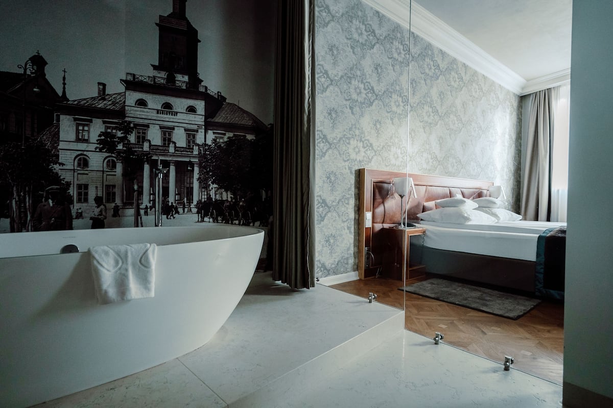 Deluxe Suite | In-room safe, blackout drapes, soundproofing