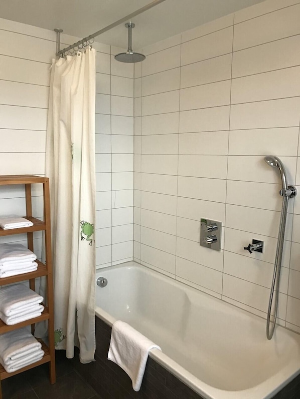 Hus, 3 soverom | Bad | Kombinert dusj/badekar, hårføner, håndklær og såpe