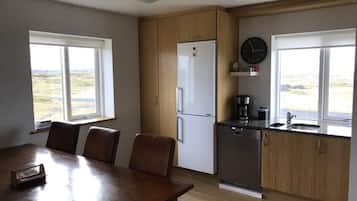 House, 3 Bedrooms | Private kitchen | Fridge, oven, stovetop, dishwasher