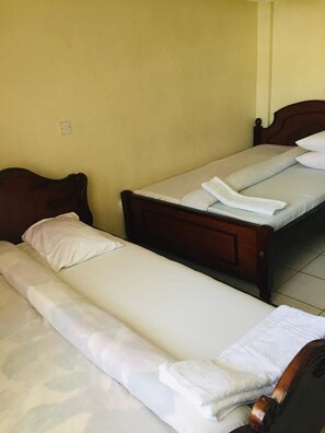 Bureau, espace de travail pour ordinateur portable, rideaux occultants