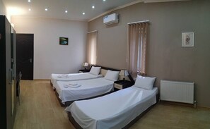 Kamar Triple Comfort | Meja kerja, kedap suara, Wi-Fi gratis, dan seprai linen