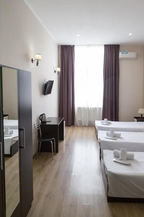 Kamar Triple Comfort | Meja kerja, kedap suara, Wi-Fi gratis, dan seprai linen