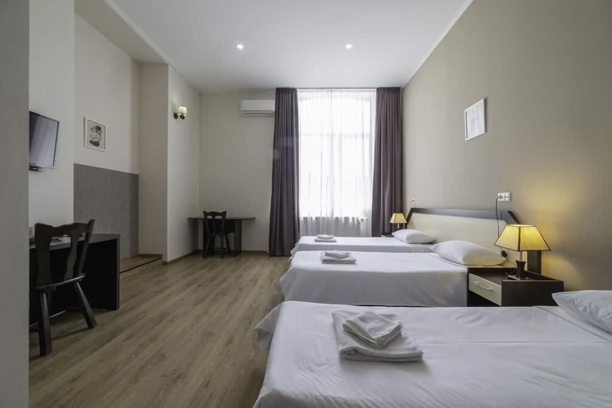 Comfort Triple Room | Desk, soundproofing, WiFi (free), bed sheets