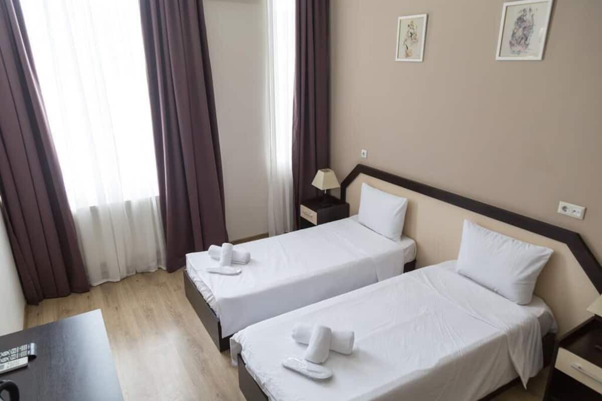 Comfort Double or Twin Room | Desk, soundproofing, WiFi (free), bed sheets