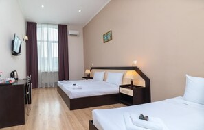 Comfort trippelrum | Skrivbord, ljudisolering, gratis wi-fi och sängkläder