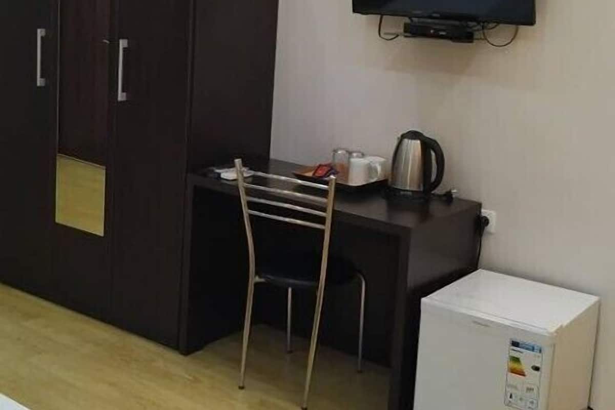 Desk, soundproofing, WiFi (free), bed sheets