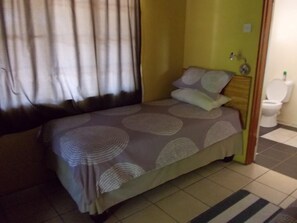 Decoración personalizada, escritorio y espacio para trabajar con laptop