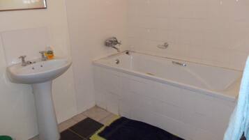 Combined shower/tub, rainfall showerhead, towels, soap