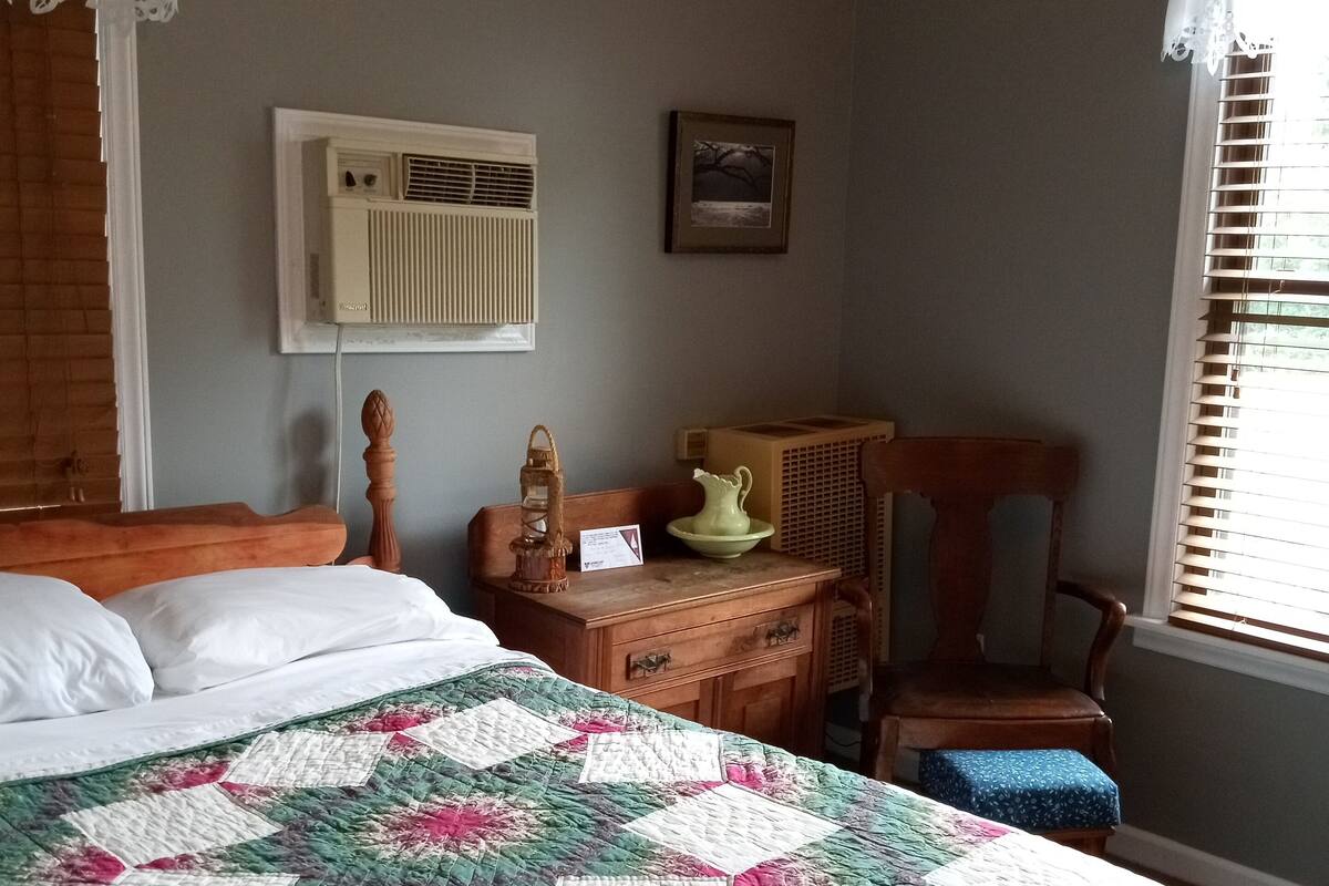 Habitación junior, 1 cama matrimonial, baño compartido, vista a la montaña | Decoración personalizada y muebles diferentes