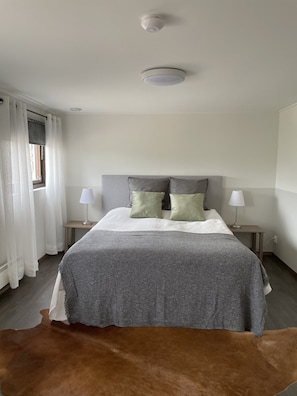 Chambre double, salle de bains commune | 1 chambre, décor unique, rideaux d’obscurcissement