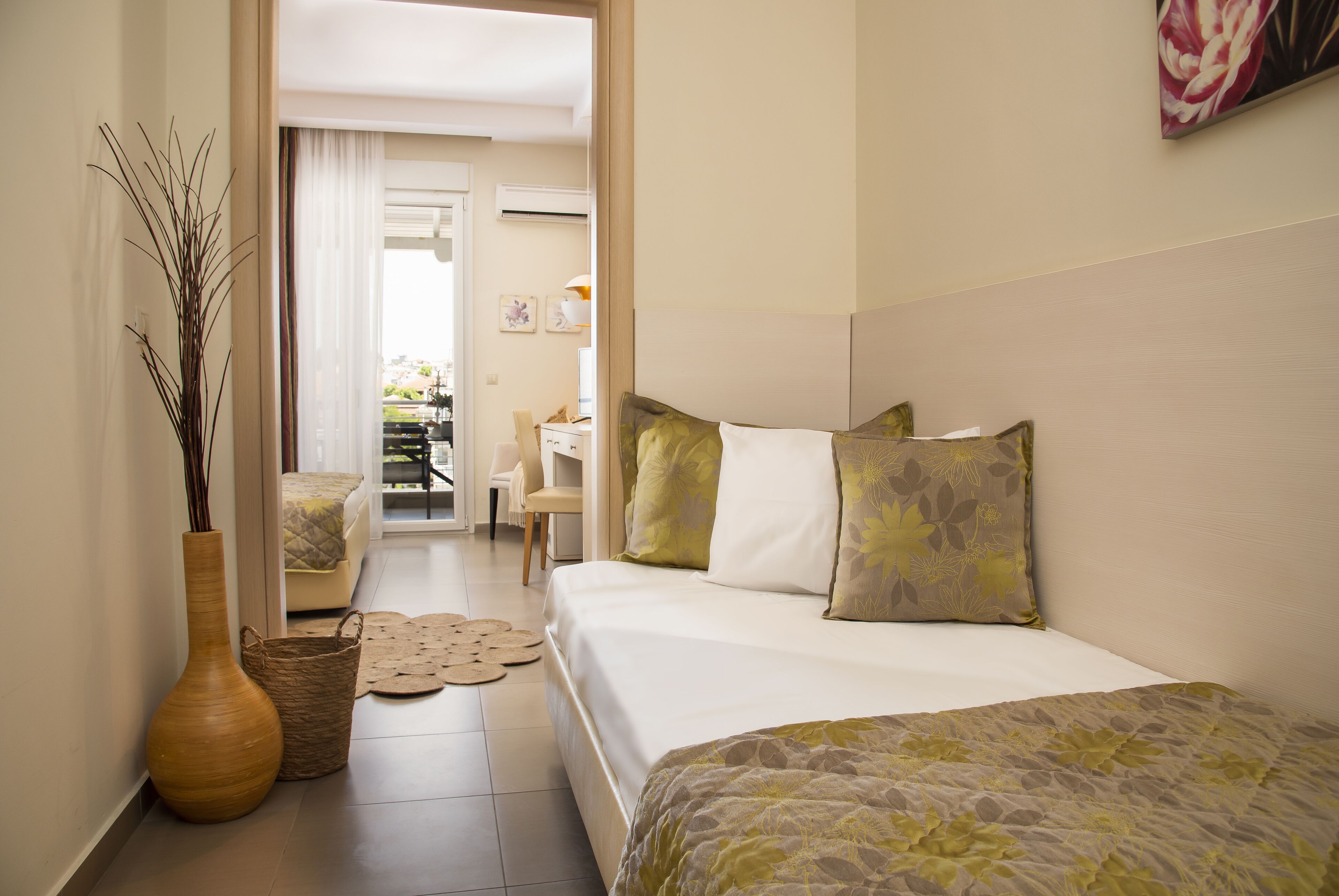Un dormitorio con una cama, un florero y una cesta tejida.