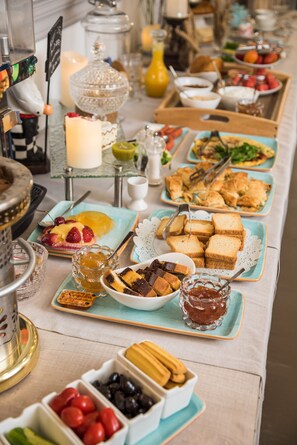 Un buffet per la colazione con diversi cibi e condimenti.