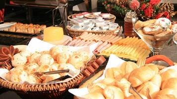 Café da manhã com buffet grátis todos os dias