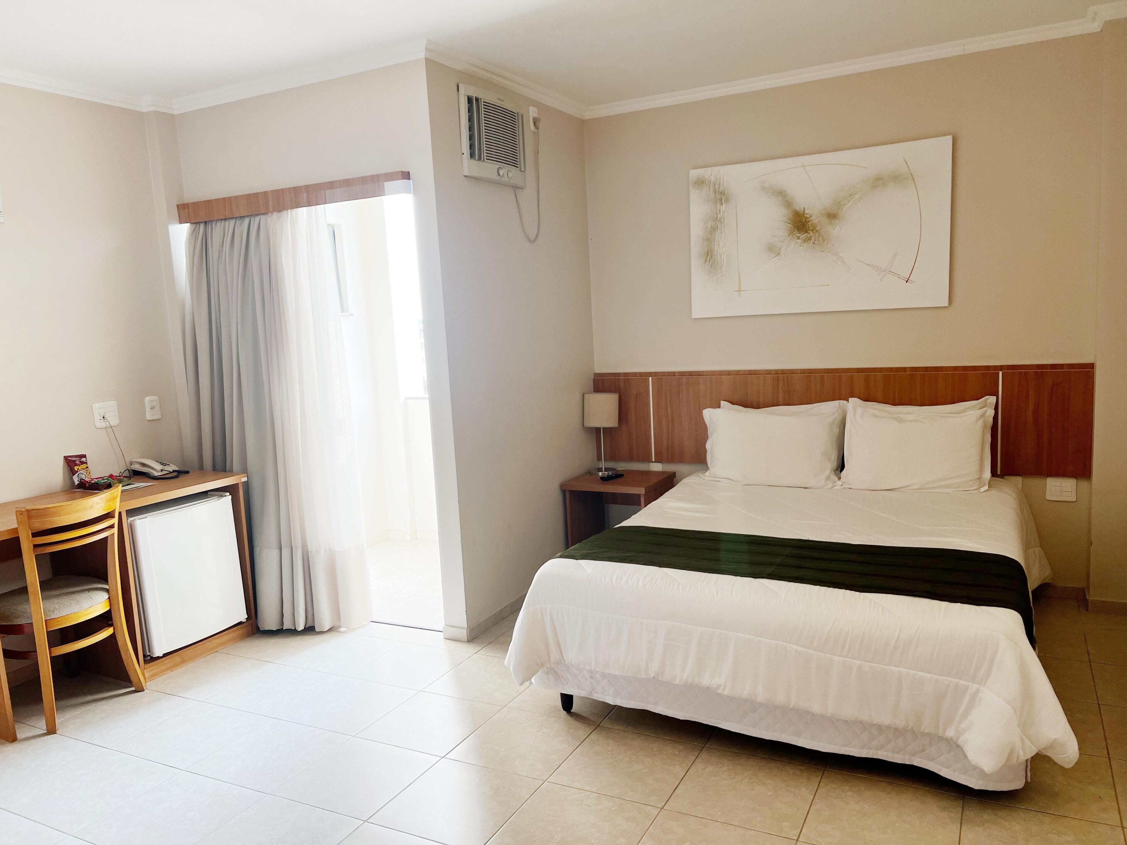 Phòng Premium | Bộ đồ giường cao cấp, nệm có lớp đệm bông, minibar, bàn 